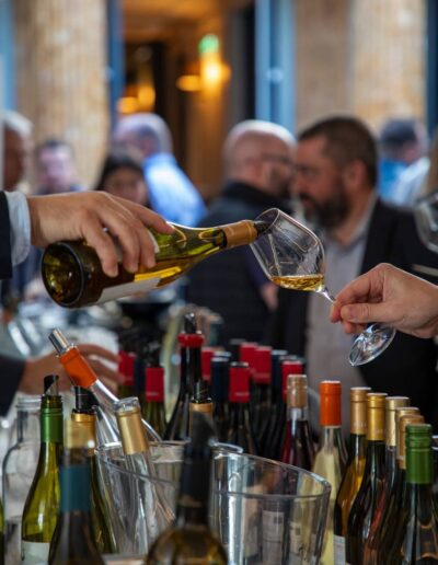 Service d’un vin blanc lors de la dégustation