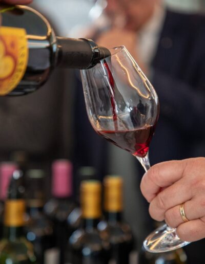 Service d’un vin rouge lors de la dégustation