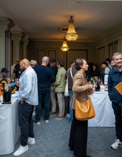 Visiteurs dans les salons du Pavillon Ledoyen